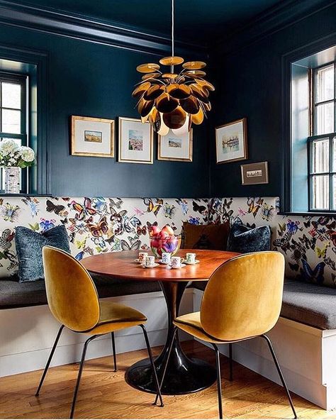 Now you can decorate your kitchen to match your favorite dishes! Or, em, decorate your dishes to match your kitchen? Matchimalism. Did I make up a word? Maybe, either way, we are digging hard on this kitchen with a @lacroixofficiel upholstery. David Hicks, Dark Blue Walls, Banquette Seating, Dining Nook, Melaka, Blue Living Room, Dining Room Walls, Farrow Ball, Dining Room Design