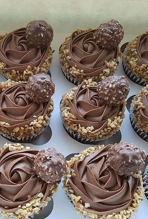 42 Chocolate Wedding Cupcake Ideas You Must See | Wedding Forward Fancy Chocolate Cupcakes, Funeral Cupcakes, Cute Cupcakes Aesthetic, Wedding Cupcake Ideas, Jumbo Cupcakes, Cupcake Decorating Tips, Fancy Cupcakes, Cupcakes Ideas, Chocolate Wedding