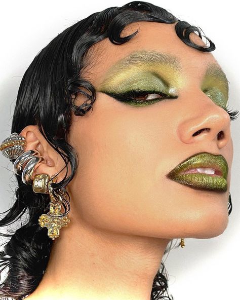 Avant Garde, Makeup Combo, Dark Makeup Looks, False Lash Effect Mascara, Show Makeup, Makeup Portfolio, Face Art Makeup, Emerald Eyes, Color Eyeshadow