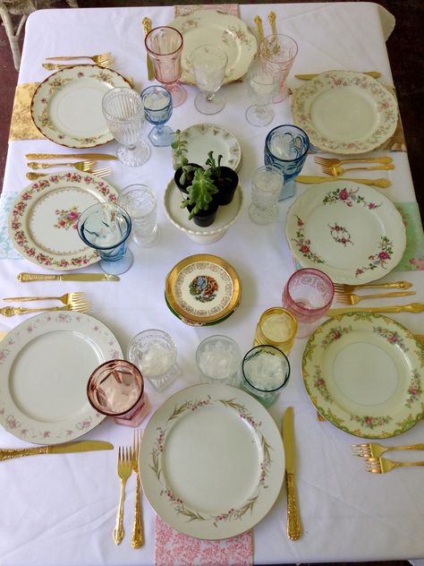 Colorful China Plates, Mismatch Table Cloths Wedding, Mix Match Dinnerware Table Settings, Mismatched Dinnerware Sets, Mismatched Glassware Table Setting, Thrifted Place Settings Wedding, Vintage China Place Setting, Vintage Tableware Table Settings, Mismatched Dishes Table Settings