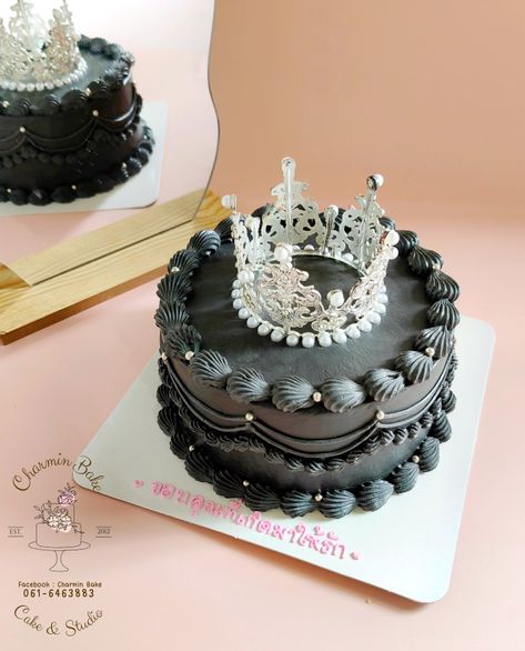 Black Cake With Crown, Cake Mahkota, Cake Hitam, Birthday Cake Aesthetic Black, Wallpaper Hitam, Korean Cake, Crown Cake, Black Birthday, Luxurious Life