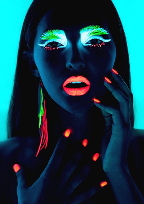 Neon Neon Neon .... Black Light Makeup, Extreme Make-up, Neon Lips, Dark Nail Polish, Blacklight Party, Neon Makeup, Dark Lipstick, Dark Makeup, Dark Nails