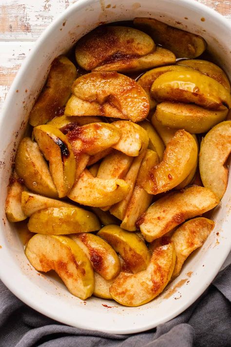 Essen, Baked Apples Healthy, Simple Vegan Dessert, Oven Baked Apple, Baked Apple Slices, Healthy Apple Desserts, Apple Slice Recipe, Fat Free Recipes, Baked Cinnamon Apples