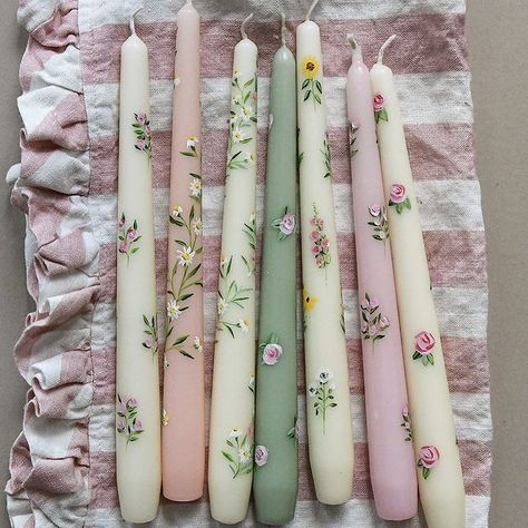 Painted Candle Designs, Flower Painted Candles, Pillar Candle Painting Ideas, Decorate Candles Diy, Candel Painting Aesthetic, Flowers On Candles, Diy Candle Painting, Drawing On Candles, Candle Painting Christmas