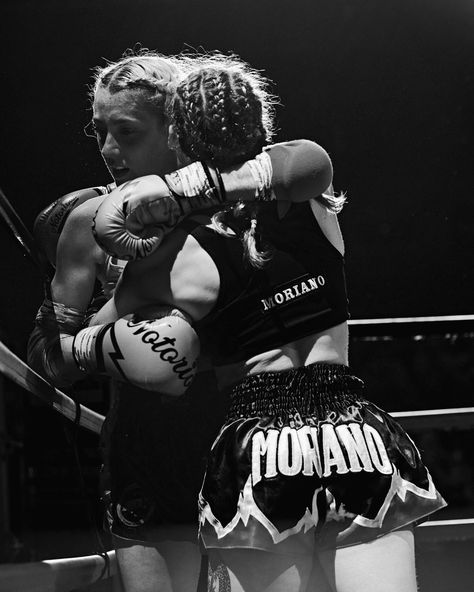 Woman Boxer Boxing, Boxer Wife Aesthetic, Mma Women Aesthetic, Female Boxing Aesthetic, Muay Thai Aesthetic, Mma Aesthetics, Female Boxer Aesthetic, Muay Thai Women, Boxing Aesthetic