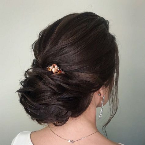 Whether a classic chignon, textured updo or a chic wedding updo with a beautiful details. These wedding updos are perfect for any bride looking for a unique Indian Bridal Updo, Wedding Up Dos, Classic Chignon, Indian Bridal Hair, Textured Updo, Gold Headpiece Wedding, Wedding Haircut, Unique Wedding Hairstyles, Bride Updo