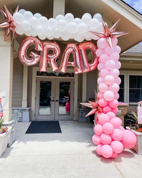 Cute Graduation Decorations, Backyard Party Entrance, Graduation Party Decor Simple, Graduation Party Hall Decorations, Winter Grad Party Ideas, Pink Graduation Party Ideas Decorations, Graduation Hall Decorations, Cheer Graduation Party Ideas, Disco Graduation Party Ideas