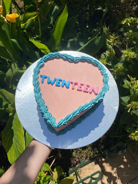 Essen, Cake Designs For 20th Birthday Girl, 20 Yo Birthday Cake, Birthday Cake Ideas For 20th Birthday, Cake 20 Birthday Girl, Birthday Cake Teenage Girl, Funny 20th Birthday Cake, Birthday Cake 20th Girl, 20s Birthday Cake