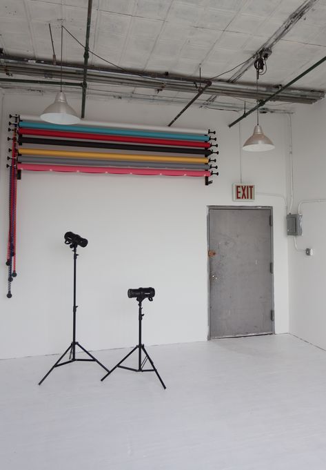 Garage Photo Studio Ideas, Minimalist Photo Studio Design, Photo Studio Garage, Self Tape Studio, Bedroom Photo Studio, Commercial Studio Photography, Garage Photography Studio Ideas, Photography Studio Backdrop, Basement Photo Studio