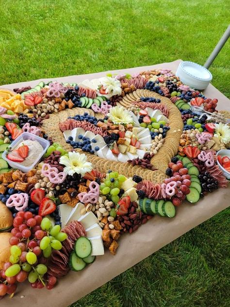 50th Anniversary Charcuterie Board, 50th Wedding Anniversary Food Ideas, Charcuterie Board 50 People, Charcuterie Heart, Vegan Charcuterie Board, Charcuterie Wedding, 90s Food, Charcuterie Party, Party Food Bars