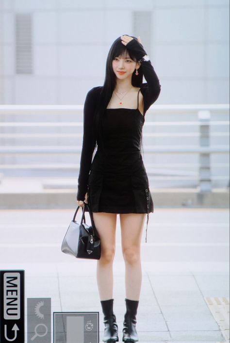 Lazy Outfits, Airport Outfit Summer, Skirt Outfit Casual, Airport Fashion Kpop, Korean Airport Fashion, Outfit Korean, Cute Lazy Outfits, Velvet Fashion, Black Mamba