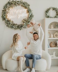 Aesthetic Christmas Family Pictures, Christmas Aesthetic Family Pictures, White And Green Christmas Photoshoot, Aesthetic Christmas Photoshoot, Christmas Outfits Aesthetic Family, Aesthetic Family Christmas Pictures, White Studio Christmas Photos, Christmas Minis Outfits, Christmas Family Photos Studio