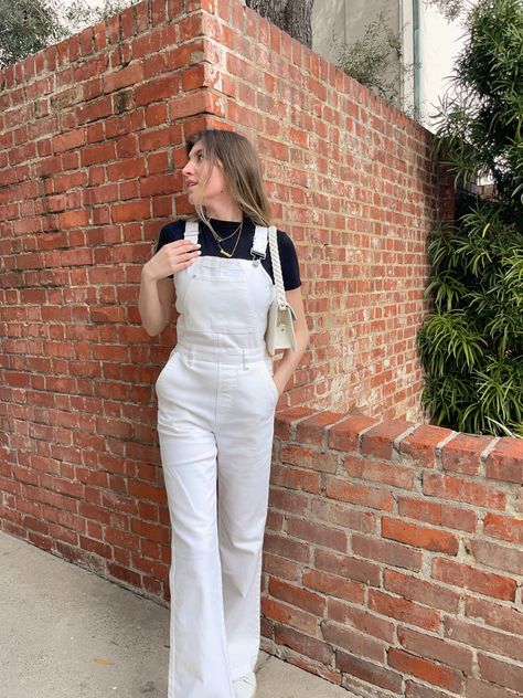 White Baggy Overalls, Dressed Up Overalls Outfit, Styling White Overalls, How To Style White Overalls, White Denim Overalls Outfit, White Denim Jumpsuit Outfit, Dungree Styles Jeans, Classy Overalls, Dangri Outfit