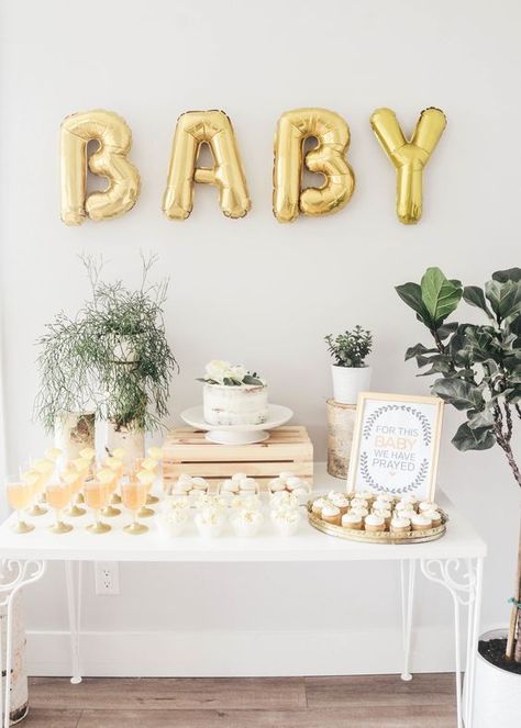 Baby Shower Themes Neutral Spring, 21 Party, Gold Baby Shower Decorations, Baby Shower Themes Neutral, Deco Baby Shower, Idee Babyshower, Gold Baby Shower, Free Baby Shower, Shower Bebe