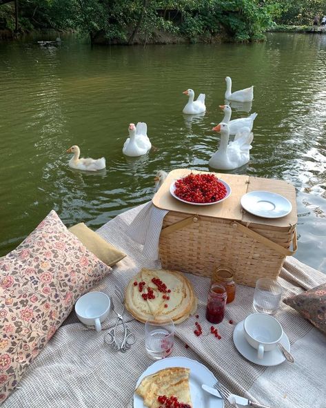 Summer Picnic, Cottagecore Life, Picnic Inspiration, Picnic Date, Cottage Core Aesthetic, Picnic Food, Picnic Time, Warm Spring, Spring Aesthetic
