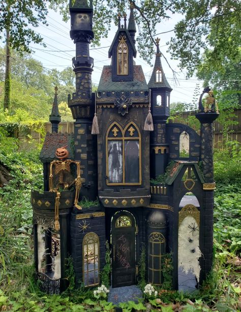 Diy Haunted Dollhouse Ideas, Halloween Haunted House Diy, Diy Halloween Village, Castle Dollhouse, Halloween Cemetery, Spooky Castles, Witches Castle, Haunted House Diy, Cat Castle