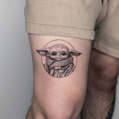 Minimalist Disney Tattoo, Baby Yoda Tattoo, Mandalorian Tattoos, Yoda Tattoo, Disney Characters Tattoos, Koch Tattoo, Minimalist Disney, Mandalorian Tattoo, Disney Tattoo