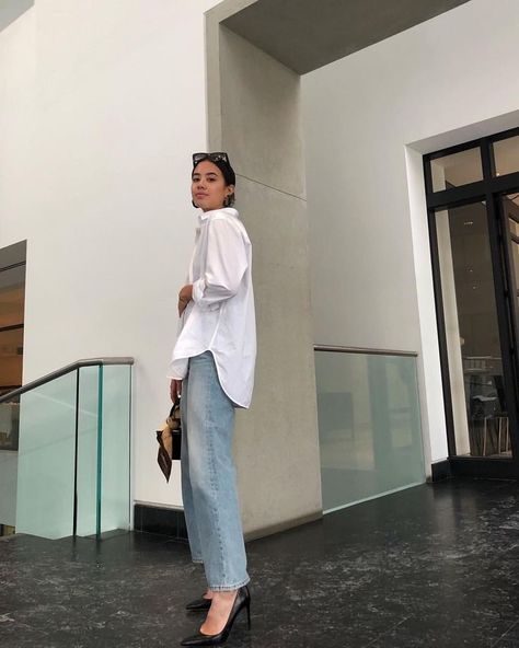 Simple and cute white shirt with high waisted denim jeans. Casual Chic Outfits, Ținută Casual, Stil Inspiration, Instagram Outfits, White Button Down, Casual Chic Outfit, Celebrity Street Style, 가을 패션, Mode Vintage