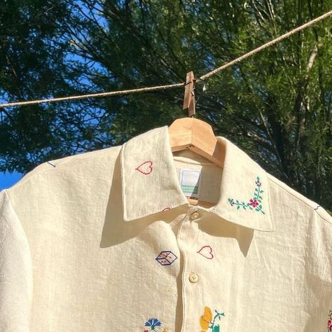 Couture, Button Down Shirt Embroidery, Button Up Embroidery, Embroidered Collar Shirt, Embroidered Button Down, Embroidery T Shirt Ideas, Shirt Embroidery Diy, Embroidered Shirt Ideas, Shirt Embroidery Ideas