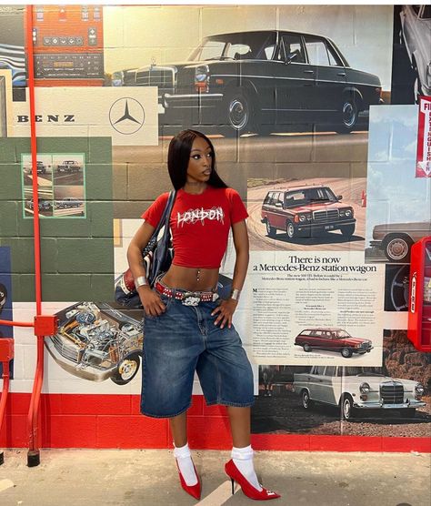 Jorts Streetwear Outfit, New York Street Fashion Summer, Red Baseball Jersey Outfit, Feminine Streetwear Aesthetic, Streetwear Fashion Black Women Summer, Courtside Outfit Basketball Baddie, Jorts Outfit Women Summer, Carnival Date Outfit, Summer Streetwear Fashion Women