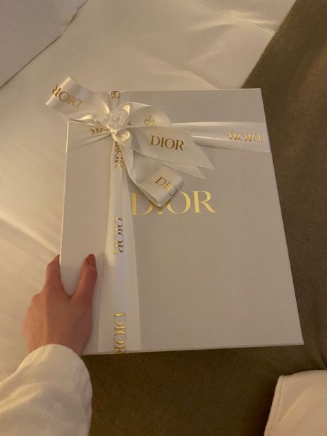 Gift Ideas Aesthetic, Rich Gifts, Best Amazon Gifts, Luxury Birthday Gifts, Luxury Christmas Gifts, Dior Aesthetic, Luxury Birthday, Fotografi Vintage, التصميم الخارجي للمنزل