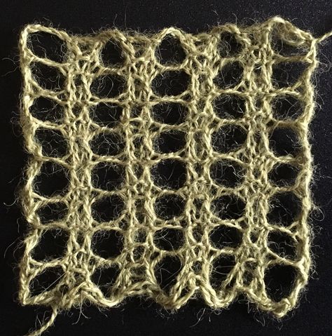 Three row mesh: a free knitting stitch pattern Knit Stitches, Fishnet Knitting Pattern, Knit Mesh Pattern, Mesh Knit Stitch, Knit Mesh Stitch, Lace Knitting Stitches, Wire Knitting, Crochet Weaves, Knitting Stiches