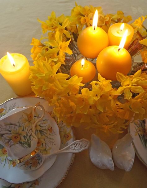 Circle Vase, Candles Wallpaper, Romantic Candle, Velas Candles, Candle Obsession, Yellow Candles, Mushroom Cultivation, Home Air Fresheners, Candle In The Wind