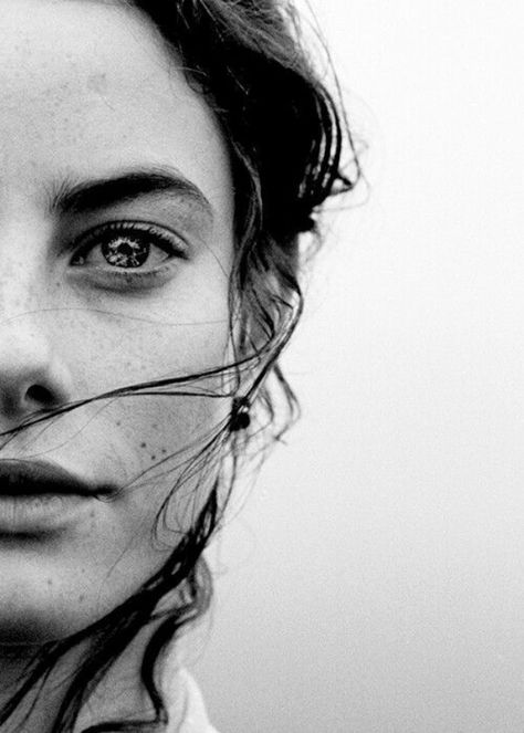 Self Portrait Photography, Photographie Art Corps, Close Up Faces, Foto Portrait, Kaya Scodelario, Photographie Portrait Inspiration, Beach Background, Foto Tips, Best Portraits