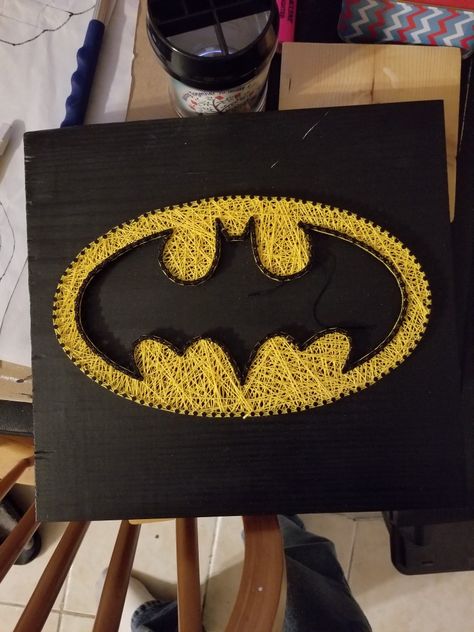 Batman logo string art Batman String Art, Batman Gifts For Boyfriend, Hilograma Ideas, Diy Batman, Batman Diy, Batman Gifts, Batman Inspired, Nail String, String Art Templates