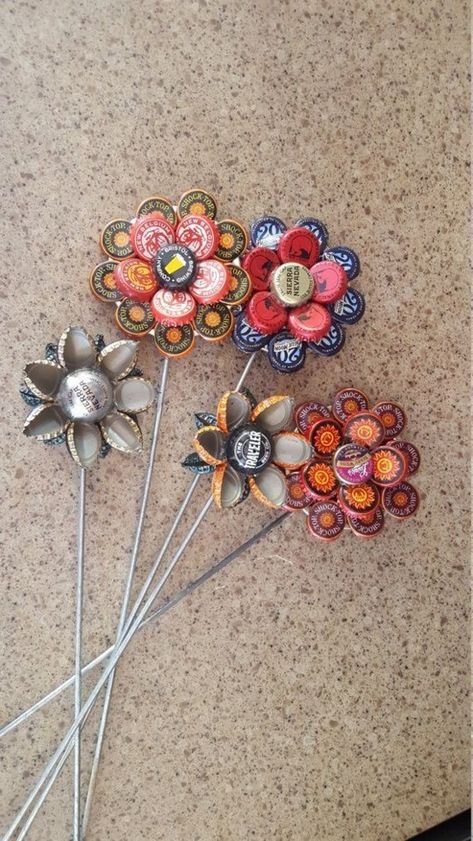 Upcycling Gartendeko selber machen - 70 einfache Gartenideen mit garantiertem WOW-Effekt - Freshideen Beer Cap Decor, Beer Cap Crafts Diy, Beer Cap Crafts, Bottle Top Crafts, Beer Cap Art, Bottle Cap Projects, Hantverk Diy, Diy Beer, Cap Art