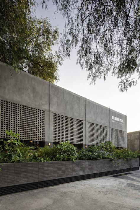 Modern Boundary Wall, Boundary Wall Designs, Concrete Wall Design, Cafe Design Inspiration, Outdoor Wall Panels, Restaurant Facade, Houses Modern, Fence Wall Design, Compound Wall Design