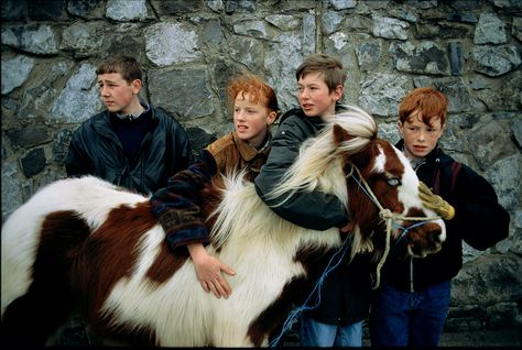 Picture of some children with their pony Sam Abell, National Geographic Photographers, Irish Travellers, Irish People, Erin Go Bragh, Into The West, Irish Eyes, Irish History, Irish Heritage