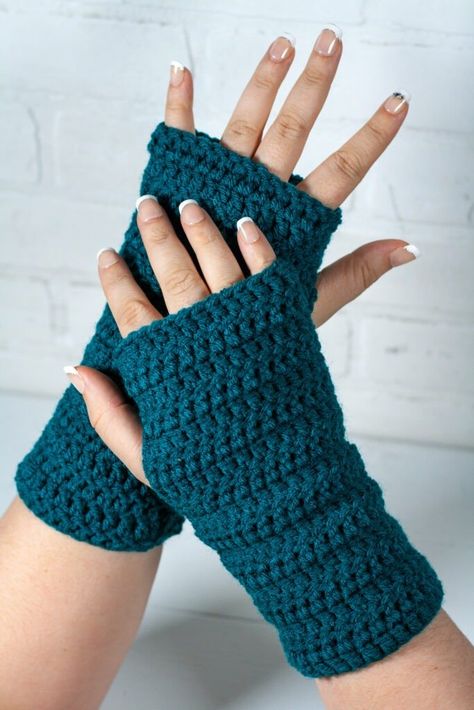 Diy Crochet Gloves, Winding Road Crochet, Quick Crochet Projects, Gloves Crochet, Fingerless Gloves Crochet Pattern, Glove Pattern, Crochet Gloves Pattern, Modern Crochet Patterns, Gloves Pattern