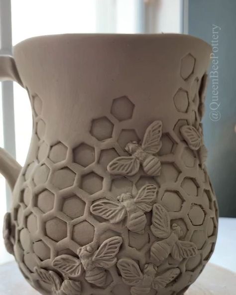 Nature Clay Projects, Clay Handbuilding Ideas, Bee Pottery, Pots Clay, Bee Cup, Clay Decor, Funny Vine, Bee Mug, Chirstmas Decor