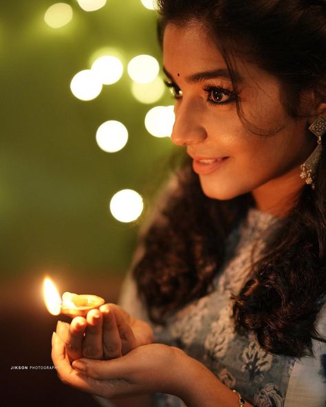 Sahar Khan, Rajisha Vijayan, Choti Diwali, Lakshmi Pooja, Aesthetic Photography People, Diwali Photography, Diwali Pictures, Diwali Photos, Sisters Photoshoot Poses