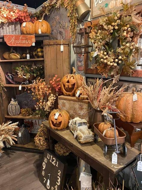 Fall Decor Store Displays, Fall Decor For Boutique, Retail Fall Displays, Fall Florist Window Displays, Retail Store Fall Display, Pumpkin Displays Retail, Fall Displays Retail Window, Fall Shop Displays, Fall Vintage Booth Display