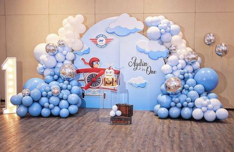 Balloons By Dina en Instagram: “Super cute #airplane setup!! Backdrop design @foy.arts Props @luxuryeventdecor_” Airplane Birthday Theme, Airplane Birthday Party Decorations, Vintage Airplane Baby Shower, Cute Airplane, Vintage Airplane Birthday, Time Flies Birthday, Pilots Birthday, Planes Birthday Party, Animal Theme Birthday