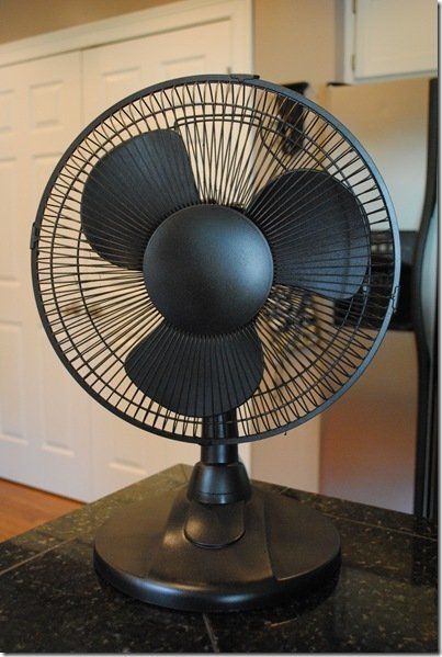 cheap plastic white fan + bronze spray paint = pottery barn look Upcycling, Spray Paint Fan, Fan Makeover, Pottery Barn Look, Paint Pottery, Bronze Spray Paint, White Fan, Painted Fan, Vintage Fan