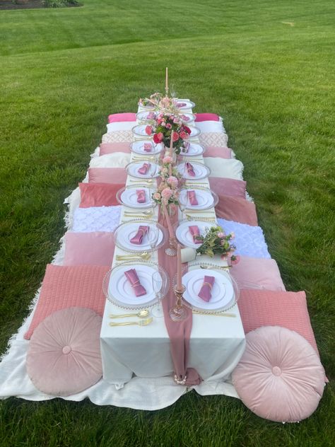 Picnic With Mirror, Garden Dinner Party Ideas, Pink Picnic Aesthetic Birthday, Pink Floral Party Decorations, Picnic Pink Aesthetic, Pink Picnic Birthday Party, Pink Party Decorations Aesthetic, Birthday Ideas Outside, Flower Picnic Party