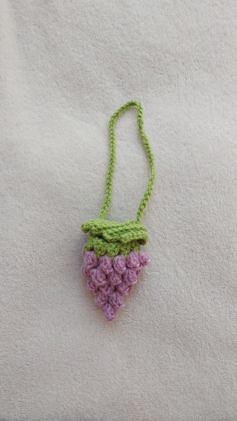 Crochet grapes charm Amigurumi Patterns, Grape Crochet, Crochet Grapes, Crochet Bag Charm, Woolen Flower, Chunky Crochet, Diy Crochet Projects, Crochet Chart, Bag Crochet