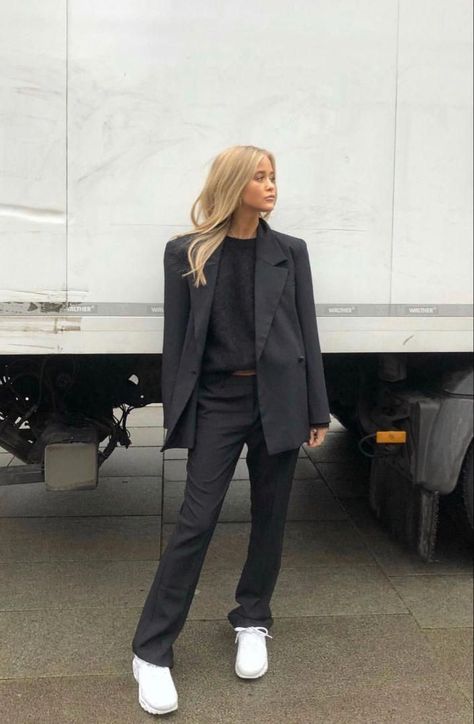 Vinter Mode Outfits, Suits And Sneakers, Minimalistic Outfits, Alledaagse Outfits, Looks Halloween, Womens Outfits, Look Blazer, Mode Ootd, Looks Street Style