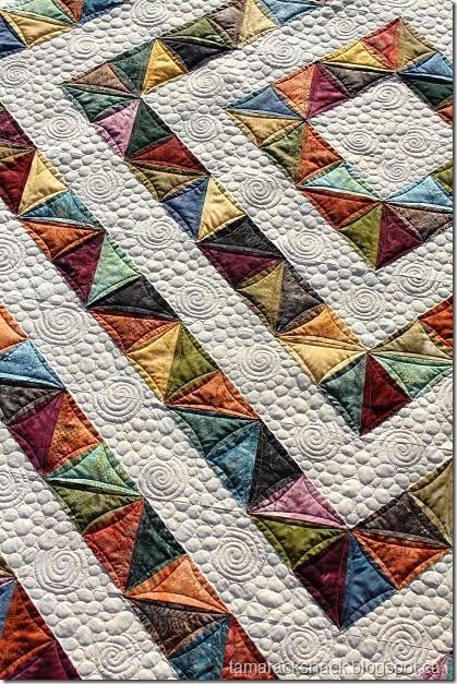 Beautiful quilt made using Missouri Quilt Company's instructions for quick HST's Colchas Quilting, Diy Sy, Quilt Modernen, Half Square Triangle Quilts, Charm Quilt, Machine Quilting Designs, Free Motion Quilt Designs, Triangle Quilt, Patchwork Quilting