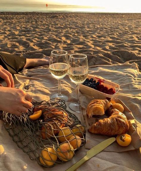 Couples Dinner, Dream Dates, Beach Basket, At Home Date Nights, At Home Date, Picnic Inspiration, Cute Date Ideas, Beach Date, Dream Date