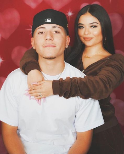 2000 Photoshoot Ideas Couple, Early 2000s Couples Photoshoot, 90s Couples Photoshoot, 2000 Couple Photoshoot, Old School Couples Photoshoot, Latino Couples, 2000s Couple Photoshoot, 2000 Photoshoot Ideas, 2000s Photoshoot Ideas