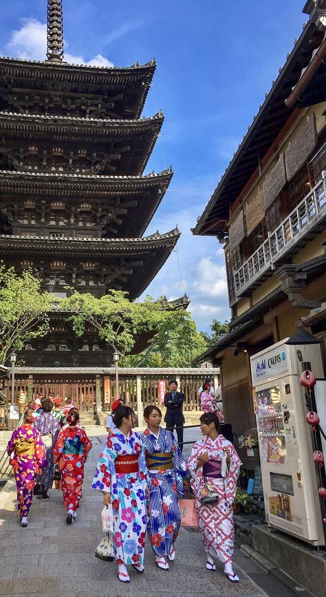 Did you know a kimono outfit consists of 12 or more separate pieces? 👘 #kimono #kyoto #japan #geisha #temple #asia Croquis, Kimonos, Kimono Japanese Outfit, Outfit For Japan, Japan Outfit Aesthetic, Kyoto Outfit, Traditional Japanese Clothes, Japan Style Outfits, Kimono Outfit Japanese