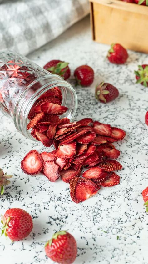 Dry Fruits Photography, Dry Strawberries, Dehydrated Strawberries, Fat Burning Breakfast, Plat Vegan, Sliced Strawberries, Strawberry Powder, Vegan Summer Recipes, Meat Diet