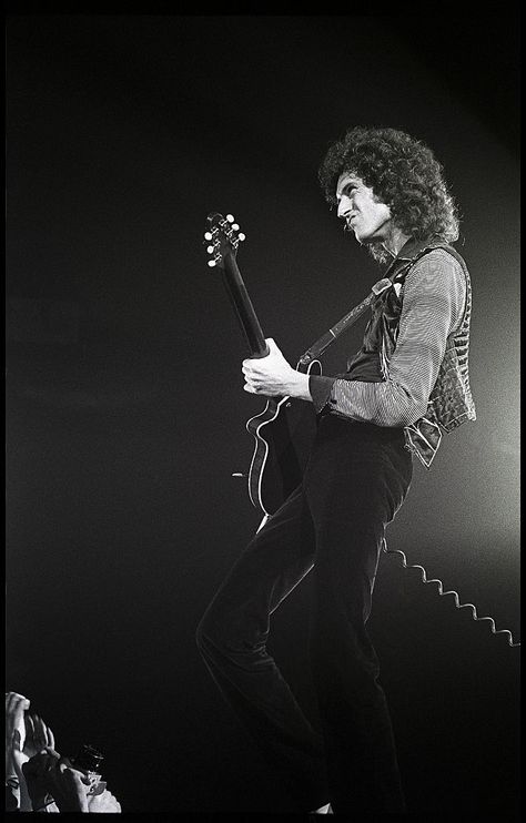 Brian May of Queen performs on stage at Groenoordhal, Leiden, Netherlands, 27th November 1980. (Photo by Rob Verhorst/Redferns) Brain May Queen, Queen On Stage, Queen Performing, Brain May, Leiden Netherlands, Queen Brian May, May Queen, Best Guitarist, Queen Photos