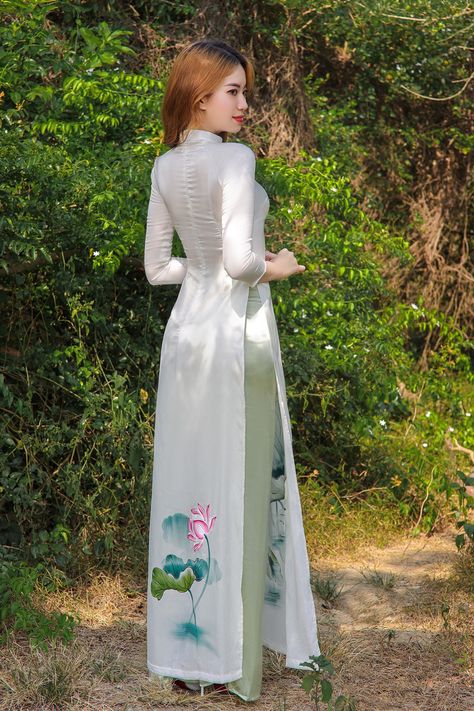 Nature, Vietnamese Traditional Clothing Women, Traditional Vietnamese Clothing, Vietnamese Traditional Clothing, Simple Indian Suits, Ao Dai Vietnamese, Vietnamese Ao Dai, Asian Style Dress, Vietnam Dress