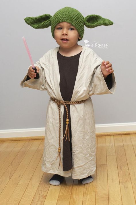 Easy Homemade Toddler Yoda Costume Using Men's Tees. Yoda Costume Diy, Toddler Yoda Costume, Yoda Halloween Costume, Baby Yoda Costume, Star Wars Costumes Diy, Costume Homemade, Disfraz Star Wars, Diy Star Wars, Yoda Costume