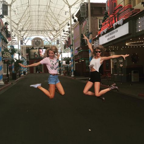 All of the friendship goals! Emma Stone, Ryan Reynolds, Blake Lively, Taylor Swift Squad, Taylor Swift Birthday, Celebrity Women, Karlie Kloss, Jumping For Joy, Taylor Alison Swift